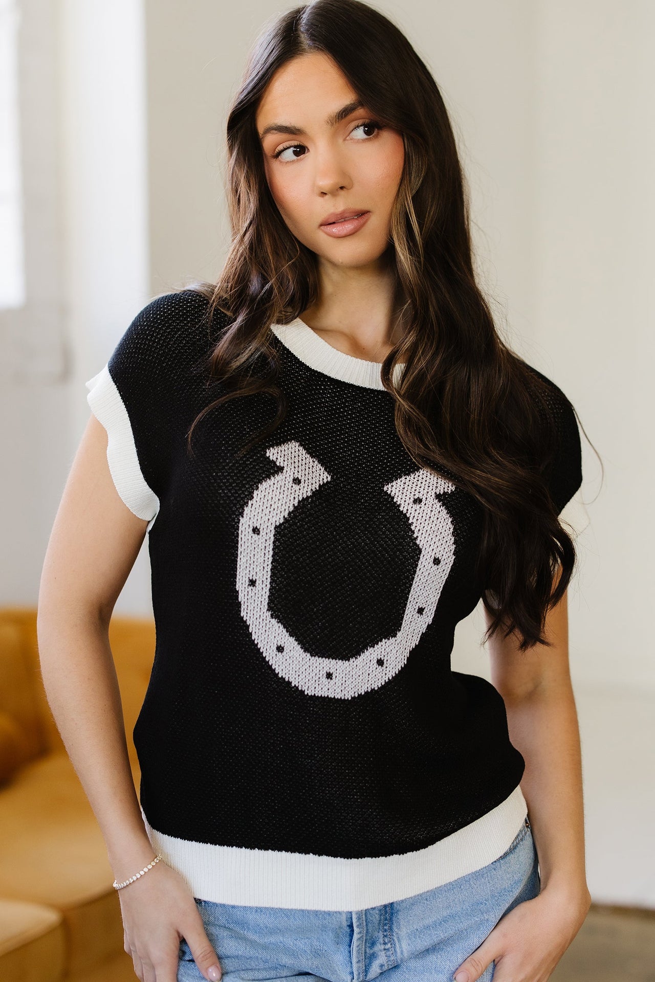 Short sleeve knit sweater with goat horse shoe pattern and contrast trim