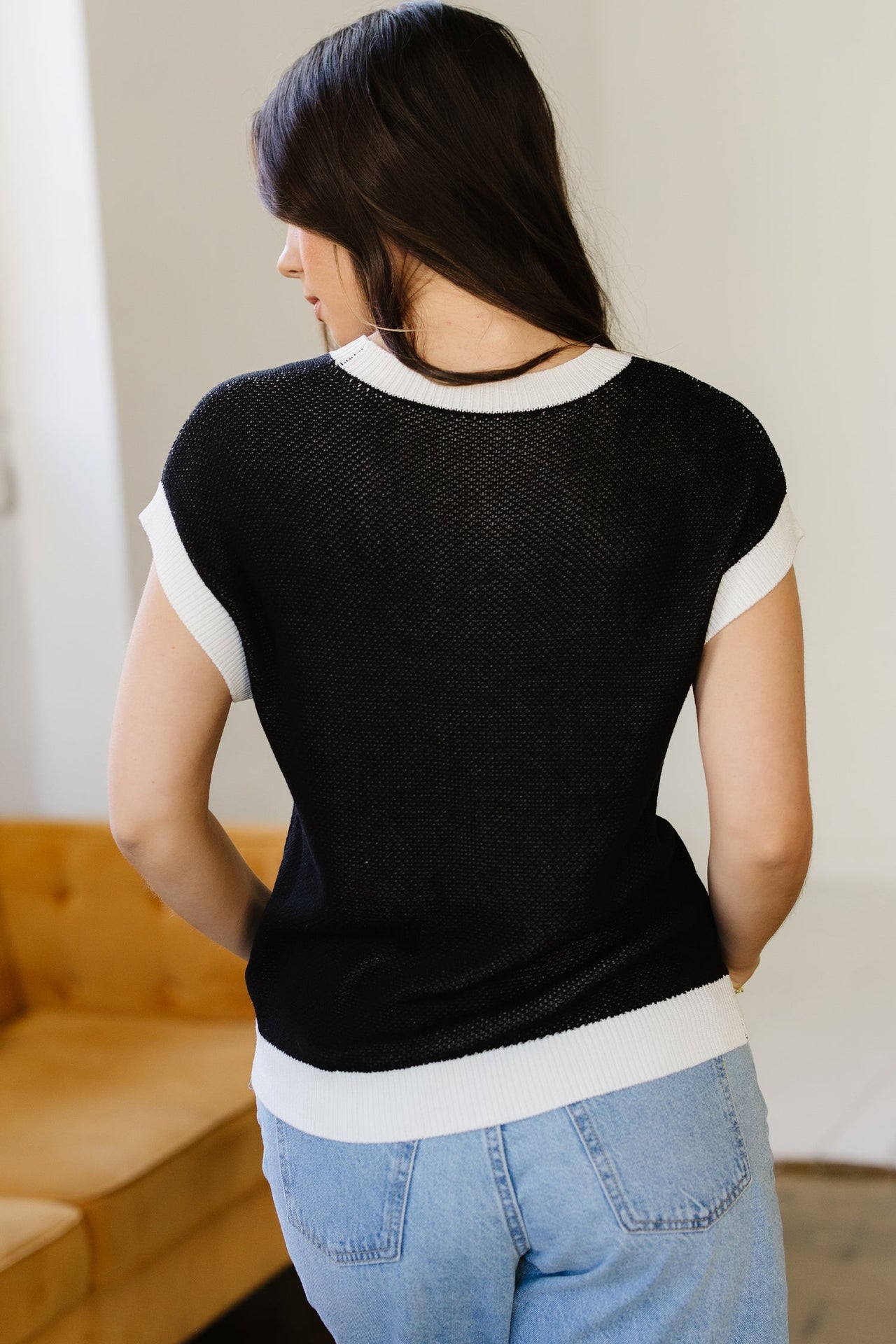 Short sleeve knit sweater with goat horse shoe pattern and contrast trim